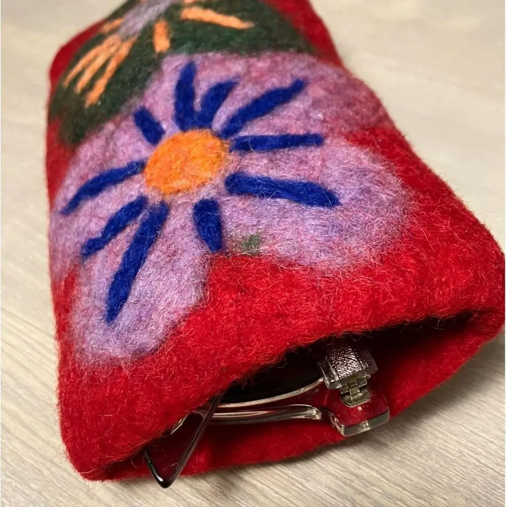 Wool glasses holder with flowers